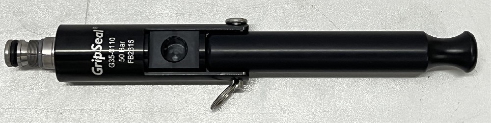 O形密封圈O形圈(O-rings)是一種截面為圓形的橡膠密封圈,因其截面為O形,故稱其為O形橡膠密封圈,也叫O形圈。開始出現在19世紀中葉,當時用它作蒸汽機汽缸的密封元件。因為價格便宜,制造簡單,功能可靠,并且安裝要求簡單,O形環是最常見的密封用機械設計。測試用的快速密封連接器廣泛應用于各行各業,我們生活中每天看到的汽車,空調,洗衣機,熱水器,家電等等都會用到快速接頭進行氣密性檢測。而O型密封圈作為快速接頭的重要組件,發揮著不可替代的作用,它是防止泄漏的關鍵。 格雷希爾GripSeal G35系列快速密封接頭 快速接頭O型圈對比其他密封圈有什么特別的性能呢? 1.簡單可靠,易于更換,降低了接頭維護的成本。 2..體積小,重量輕,使快速接頭的密封結構更加簡單。 3.材料可選,適應不同流體應用。 快速接頭O型圈材質: O型圈,多數為丁晴橡膠NBR,也有氟橡膠FKM或是三元乙丙EPDM, 極少數也配置硅橡膠。 快速接頭O型圈使用壽命: 一般不能保證特定場合下的使用壽命,與很多因素相關差異很大。常規幾千次到幾萬次不等。 O型圈屬于易損配件,需要經常更換,格雷希爾GripSeal提供配件服務,如果您需要更換O型圈,可聯系億控科技。 格雷希爾GripSeal,為新能源汽車、自動化集成商、制冷、家電、液壓閥門、儀器儀表、航空航天、醫療器械等行業提供快速可靠的連接器,讓測試速度加倍。以好抓取、易密封為設計出發點,實現一秒連接,瞬時密封的友好客戶體驗,通過持續的產品設計、質量提升、選用質優材料、鉆研精巧工藝,打造國產快速密封連接器品牌