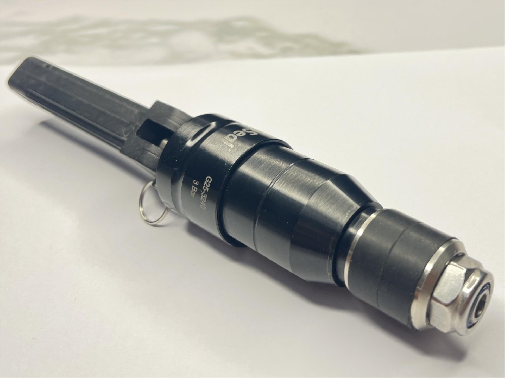 　　冷卻水快速接頭是一種用于連接冷卻水系統(tǒng)的連接裝置，主要用于快速連接和斷開冷卻水管路。它在汽車、工業(yè)設(shè)備、船舶和建筑等領(lǐng)域中得到廣泛應(yīng)用。下面將詳細(xì)介紹格雷希爾GripSeal冷卻水快速接頭的原理。  　　冷卻水快速接頭包括兩個(gè)基本部分：母頭(female coupling)和公頭(male coupling)。公頭插入母頭并旋轉(zhuǎn)，兩個(gè)部分通過O型密封圈和鎖定裝置緊密連接在一起。接頭的連接和斷開可以通過簡單的旋轉(zhuǎn)操作完成。  　　冷卻水快速接頭的原理如下：  　　1. 密封機(jī)制：冷卻水快速接頭使用O型密封圈來確保接頭連接處的嚴(yán)密性。O型密封圈位于母頭和公頭之間的凹槽內(nèi)，它能有效阻止冷卻水泄漏，并保證連接處的密封性能。  　　2. 鎖定機(jī)制：冷卻水快速接頭使用鎖定裝置來保持連接的穩(wěn)定性。鎖定裝置通常位于公頭部分，并通過旋轉(zhuǎn)和鎖定機(jī)構(gòu)與母頭相連接。它可以防止意外松脫，并確保接頭在使用中保持穩(wěn)定和可靠的連接。  　　3. 流體通道：冷卻水快速接頭內(nèi)部有一個(gè)完整的流體通道，允許冷卻水通過接頭自由流動。公頭和母頭內(nèi)部都有導(dǎo)流槽和通道，確保冷卻水的順暢流動，減少流阻和壓力損失。  　　4. 快速連接和斷開：冷卻水快速接頭設(shè)計(jì)簡便，使得連接和斷開過程更加快捷和方便。只需將公頭插入母頭，然后旋轉(zhuǎn)，即可實(shí)現(xiàn)連接。對于斷開，只需反向旋轉(zhuǎn)即可快速分離接頭。  　　冷卻水快速接頭的原理使得冷卻水系統(tǒng)能夠方便地連接和斷開，而無需使用傳統(tǒng)的螺紋或焊接等方式。這樣的設(shè)計(jì)可以節(jié)省時(shí)間和勞力，并提高工作效率。此外，冷卻水快速接頭具有耐高壓、耐腐蝕和可靠的密封性能，使得其在各種冷卻水系統(tǒng)中都能可靠地工作。  　　總結(jié)起來，格雷希爾GripSeal冷卻水快速接頭通過密封機(jī)制、鎖定機(jī)制和流體通道等原理，實(shí)現(xiàn)了冷卻水管路的快速連接和斷開。它簡便、可靠且耐用，為冷卻水系統(tǒng)的連接提供了高效的解決方案。