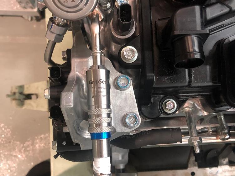 格雷希爾G70-J系列快速接頭在汽車發(fā)動機燃油管的應用